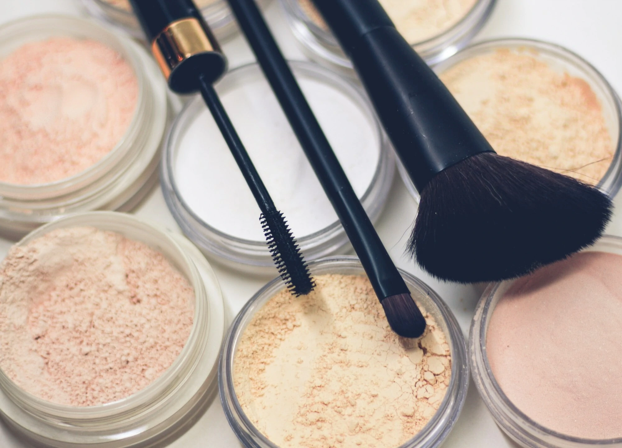 Maquillages offerts avec poupounne.com et au centre de distributions. Obtenez des promotions et rabais sur nos produits offerts.
