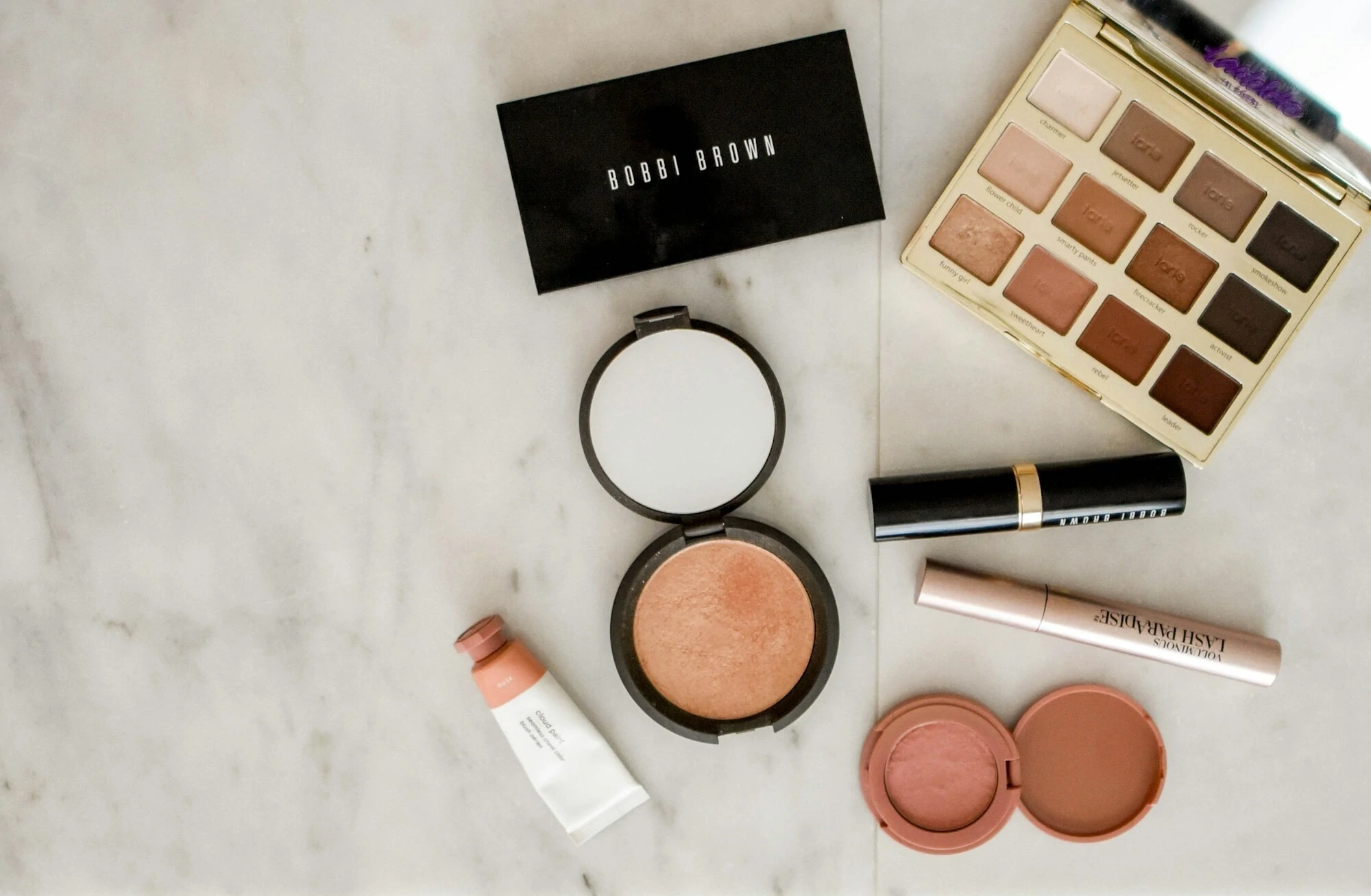 Maquillages offerts avec poupounne.com et au centre de distributions. Obtenez des promotions et rabais sur nos produits offerts.