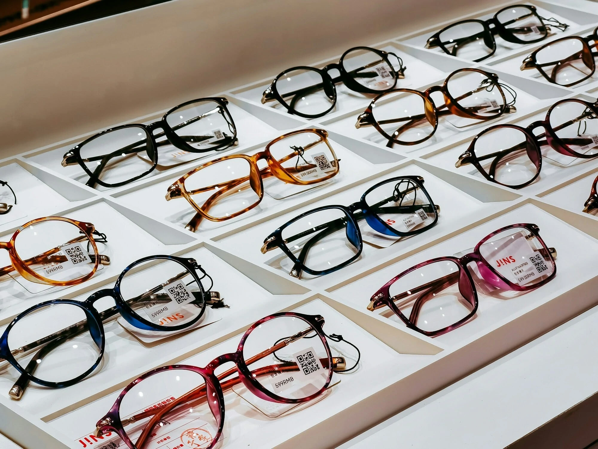 Retrouvez bientôt a nos succursales des lunettes de  différents choix et marques offertes par nos partenaires.